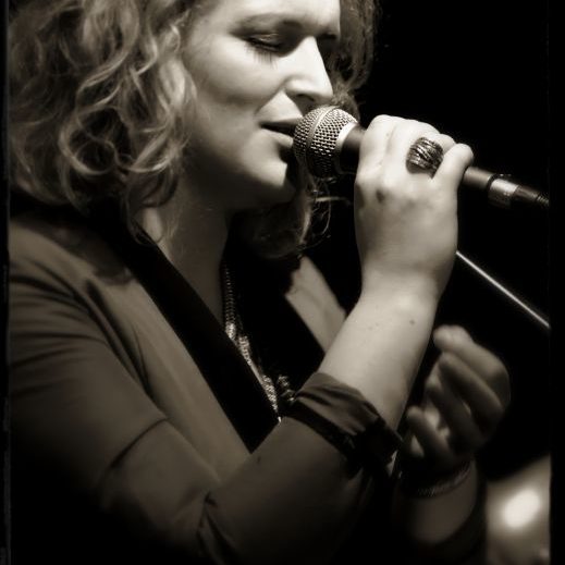 aPoDjé-Pauline chanteuse JLB Prod-Chanteuse pour mariage.