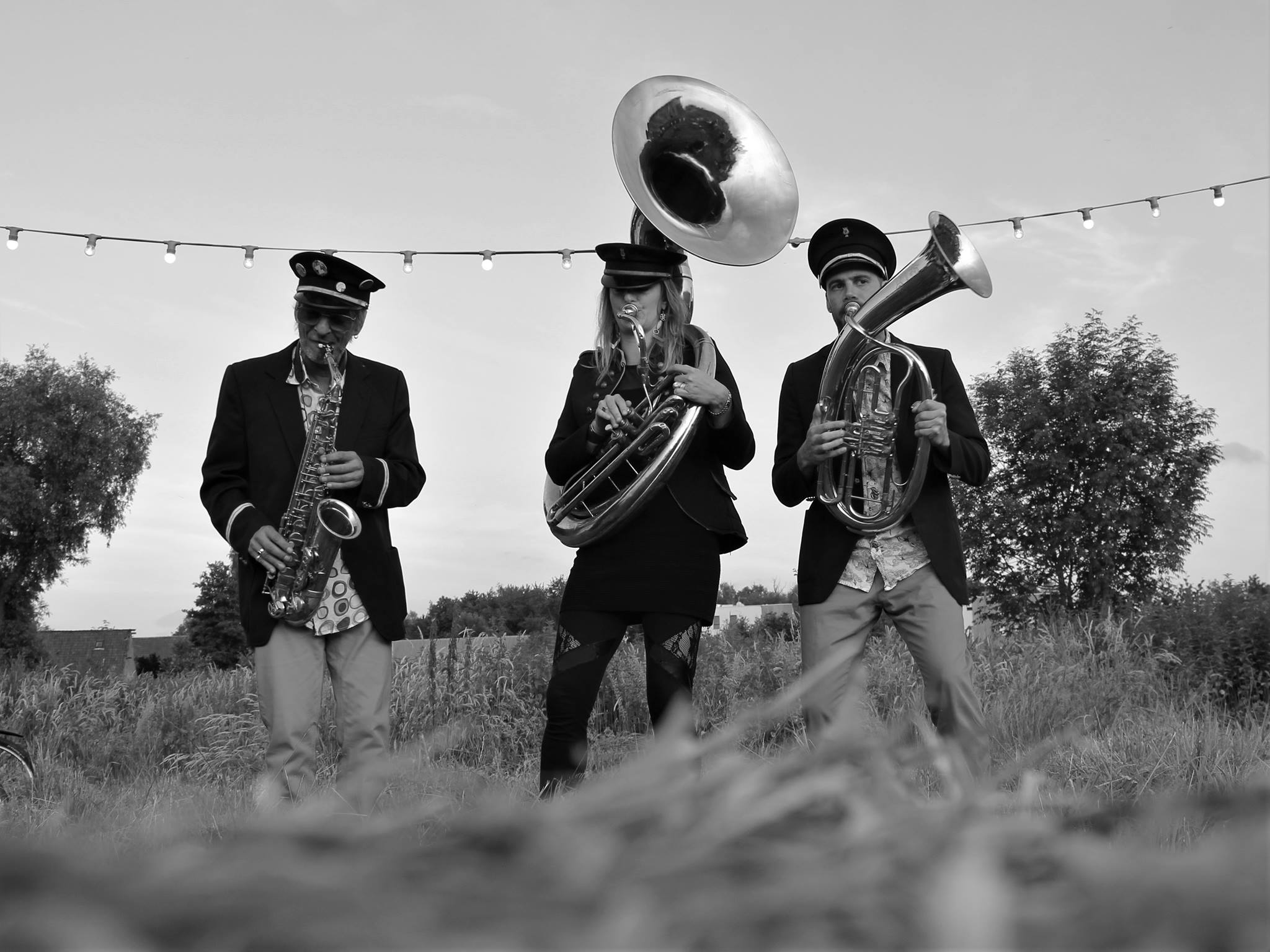 groupe fanfare brass band fanfare balkan balkanique Lille Paris évènement soirée privé vin d'honneur déambulation prestation fête privée trio soubassophone saxophone jlbprod jlb production artistique balkanique kusturica cuivres Live