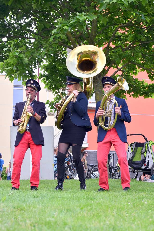 groupe fanfare brass band fanfare balkan balkanique Lille Paris évènement soirée privé vin d'honneur déambulation prestation fête privée trio soubassophone saxophone jlbprod jlb production artistique balkanique kusturica cuivres Live