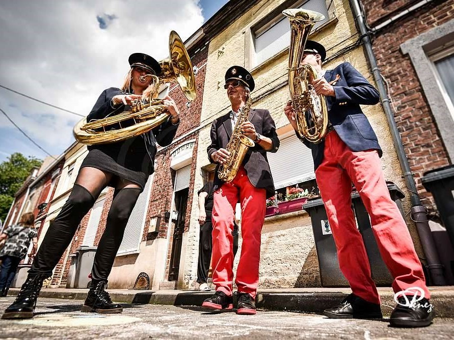 groupe fanfare brass band fanfare balkan balkanique Lille Paris évènement soirée privé vin d'honneur déambulation prestation fête privée trio soubassophone saxophone jlbprod jlb production artistique balkanique kusturica cuivres Live