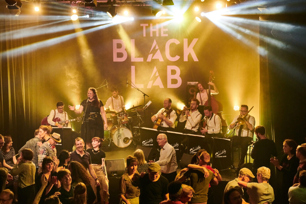 bal-swing-Lille-sparkly-swing-band