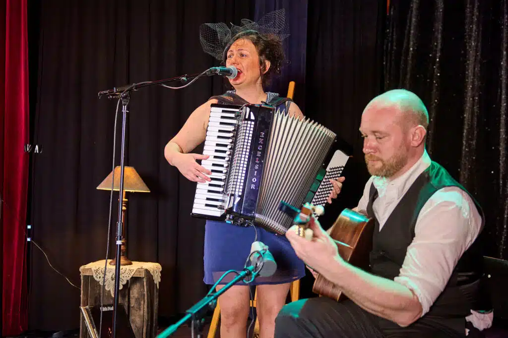 Chansons Françaises d'Antan et Rythmes Enflammés du Jazz Manouche sur Scène