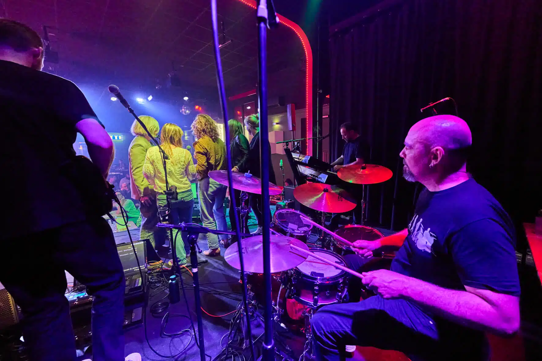 Chanteurs Amateurs sur Scène avec Musiciens Live