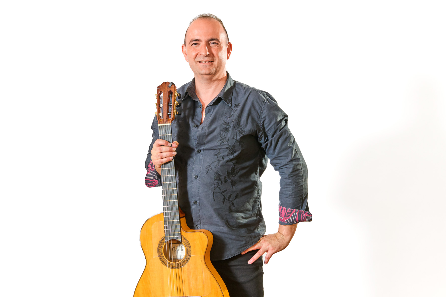 Chant et guitare – Une performance intimiste et vibrante