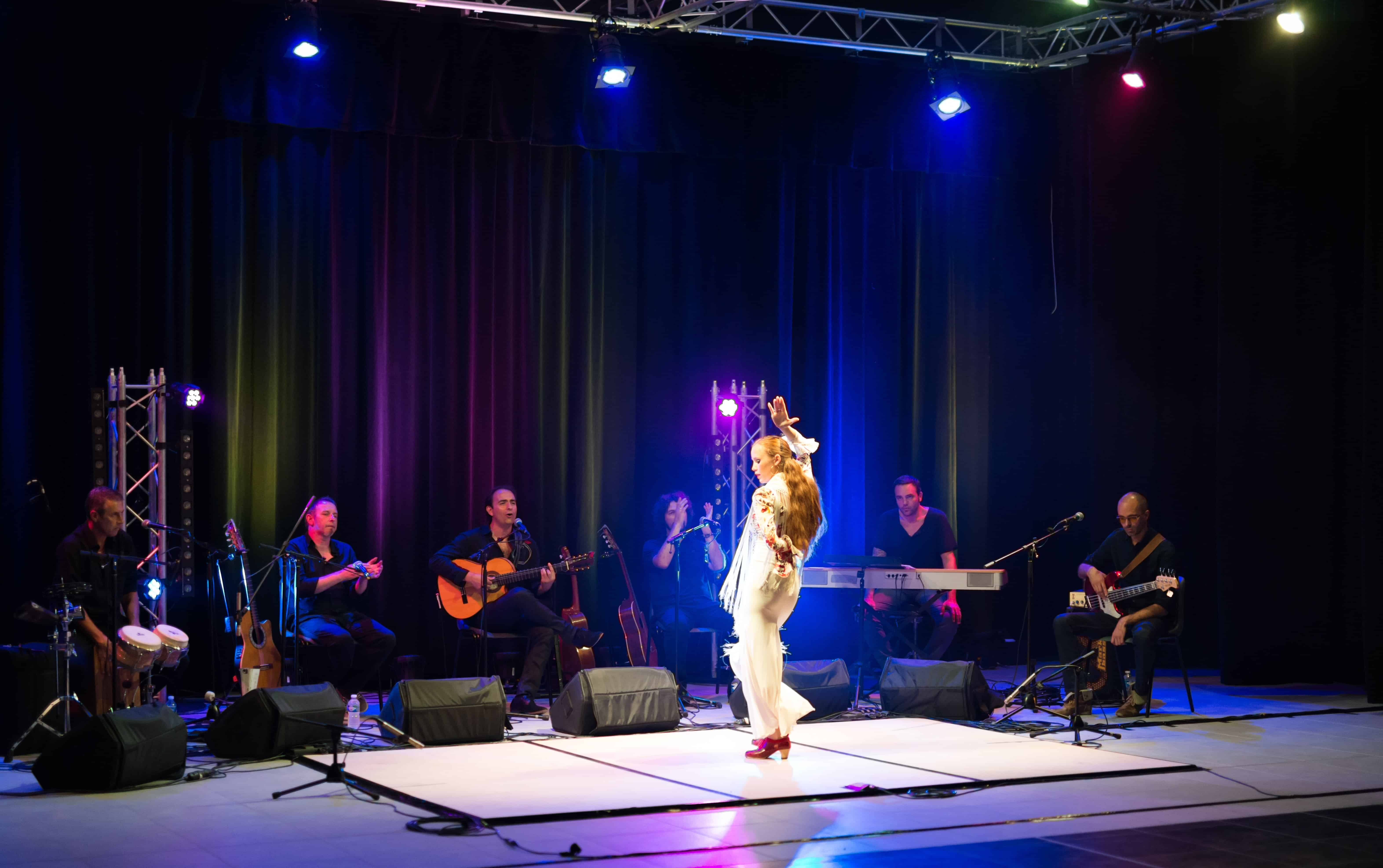Groupe sur scène – Compas del Sol en formule All Stars 6 musiciens et 1 danseuse