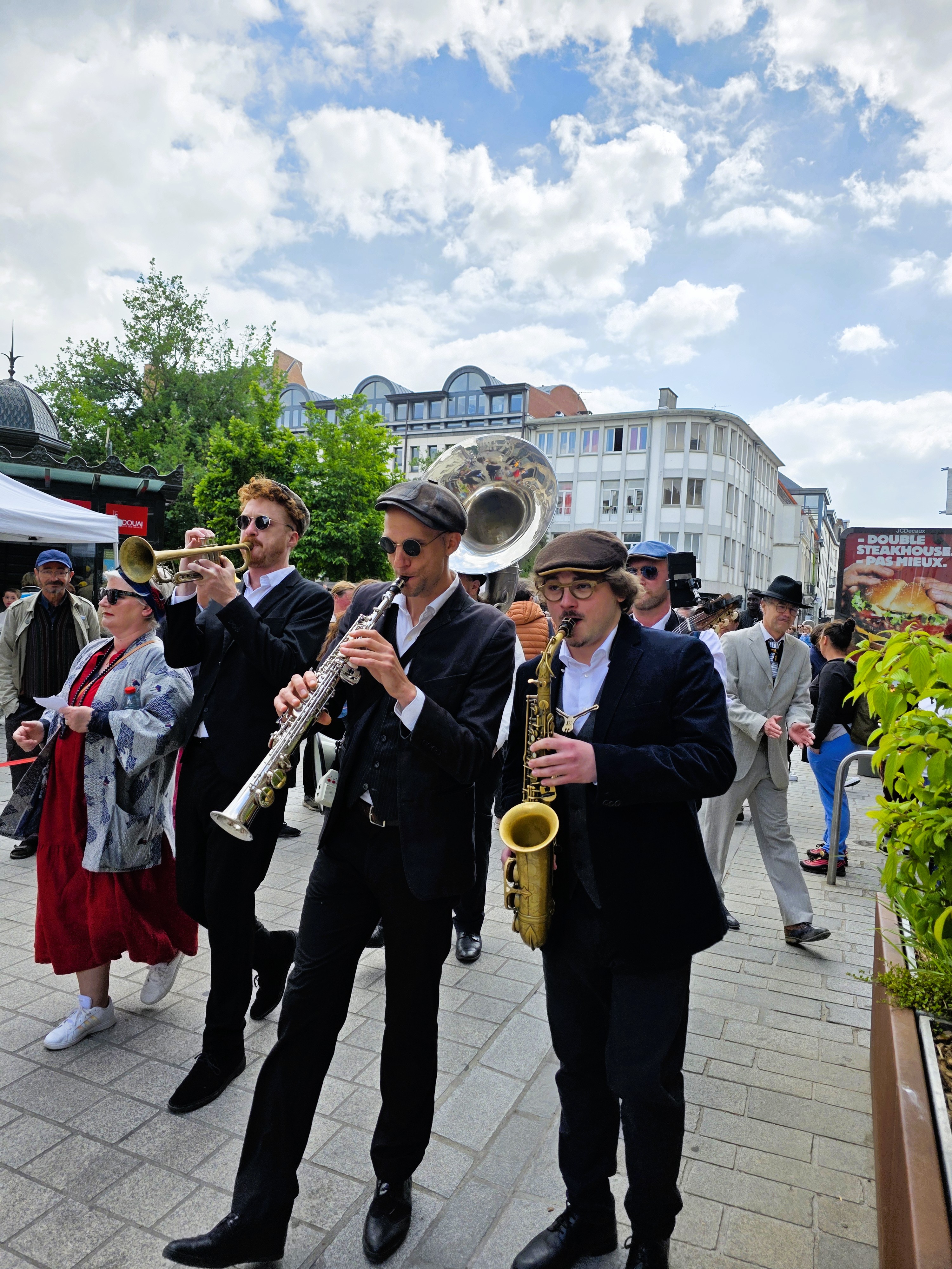 Musiciens de rue – jazz New Orleans en mouvement