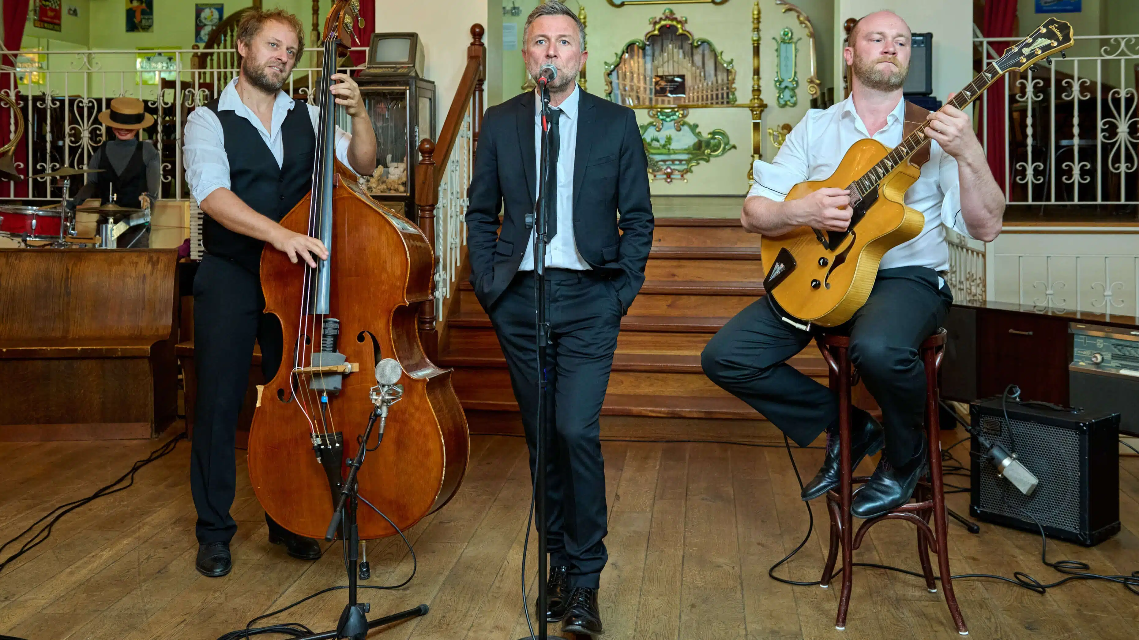 Trio jazz swing avec chanteur crooner en concert