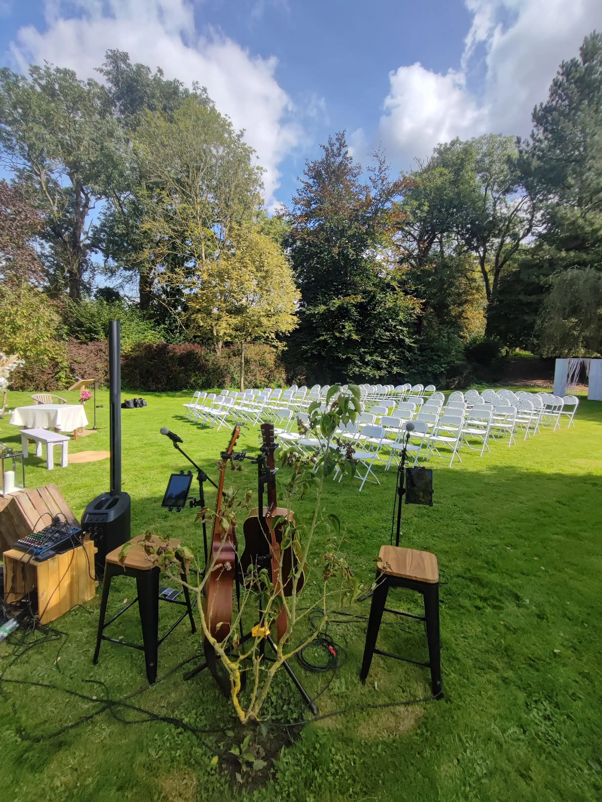 Des notes de guitare qui résonnent dans le jardin de la cérémonie