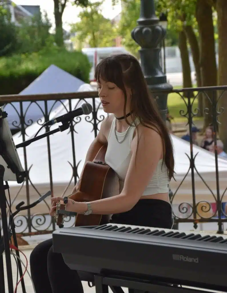 L’émotion d’un chant live pour l’entrée des mariés