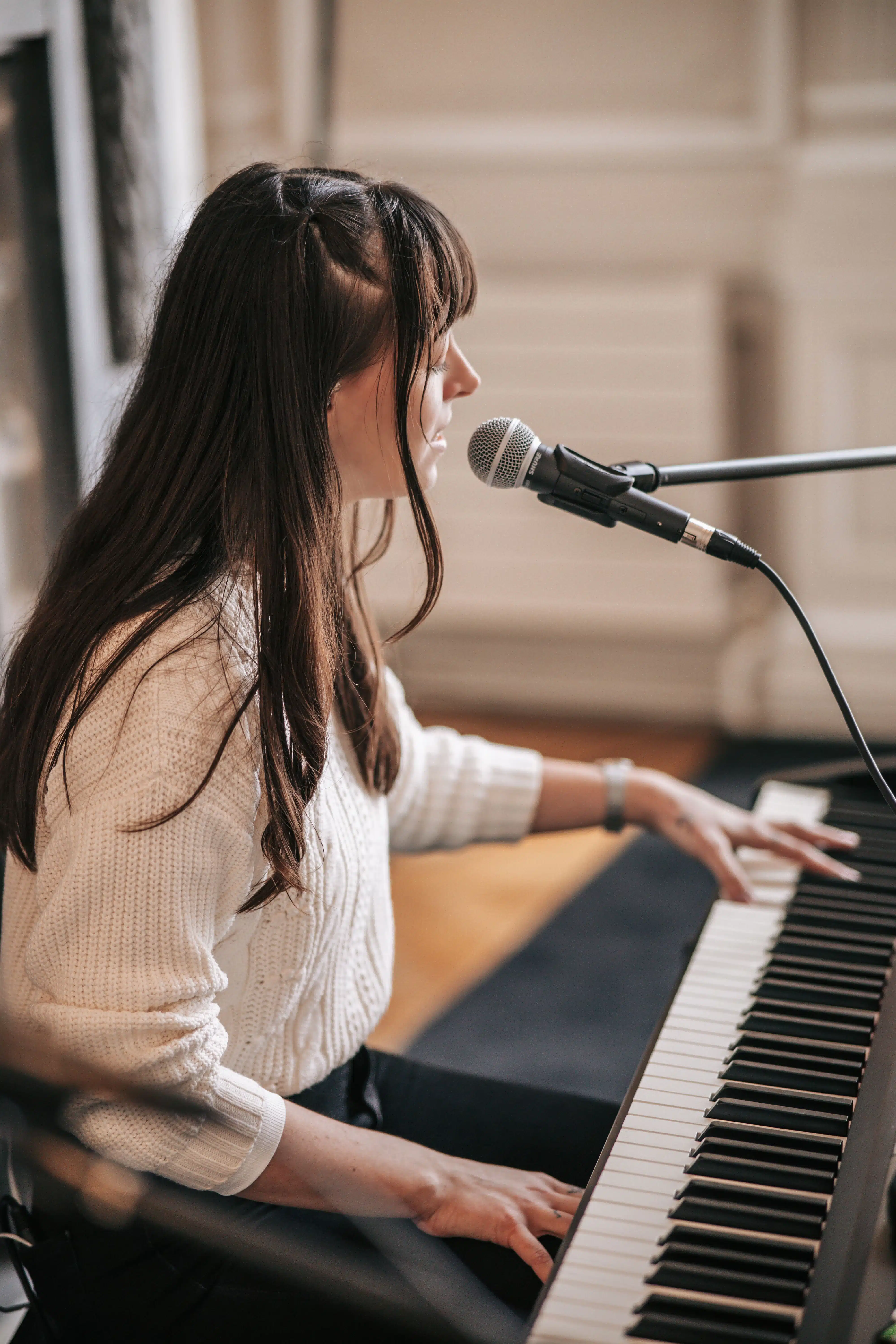 Une voix féminine douce pour accompagner la cérémonie