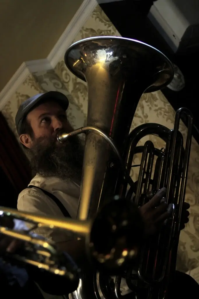 fanfare-paris-tuba-sousaphone-mariage-animation.jpg
