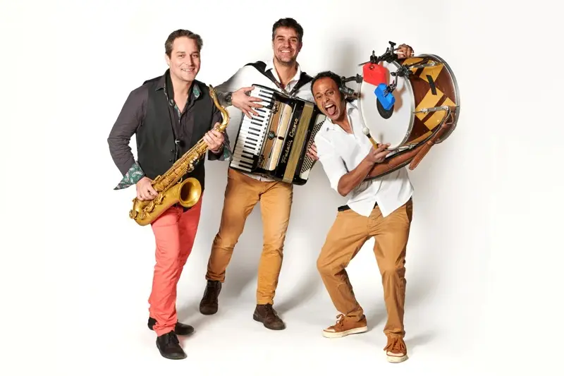 groupe-fanfare-en-deambulation-Lille.jpeg