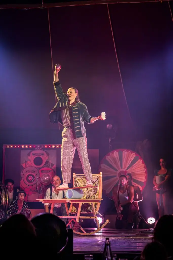 Jongleur professionnel en spectacle