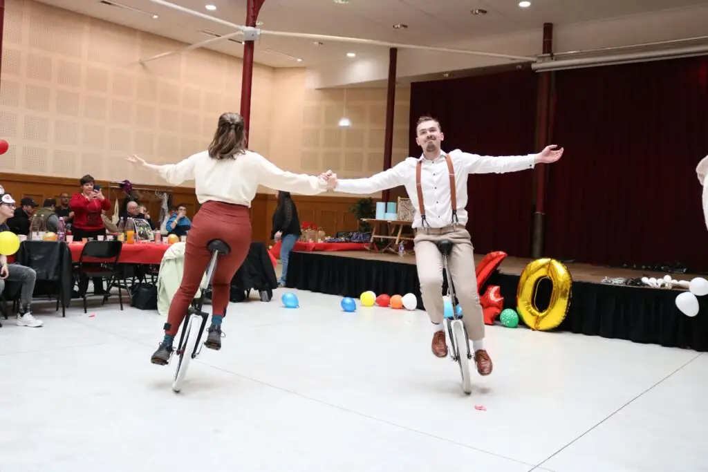 Numéro de jonglage en duo